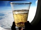 Кто, как и зачем пьет в самолете