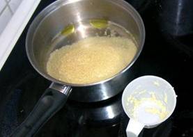 3.Налейте воду в кастрюле, соотношение с кускусом  должно быть 2:1. Доведите до кипения, добавьте оливковое масло, соль и кускус в кипящую воду, выключите плиту. Аккуратно перемешайте.
