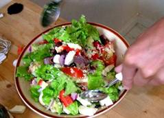 14.	Добавьте в салат оливковое масло, соль и перец. Тщательно перемешайте. 