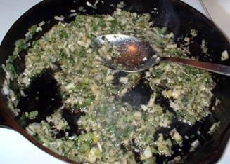 5.Обжарьте овощи на жире бекона до готовности. Добавьте зелень и приправы. 