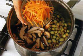 Добавьте в бульон спаржу, грибы, морковь и зеленый лук