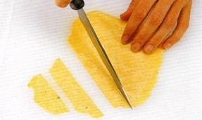 С помощью острого ножа разрежь&not;те каждую тортилью на 4-5 полосок