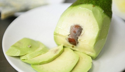 Снять кожу с авокадо. Нарезать его ломтиками толщиной 1-1,5 сантиметра 