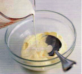 В миске смешайте несколько ложек сливок со сметаной или крем-фреш, по&not; степенно вмешайте остальные сливки