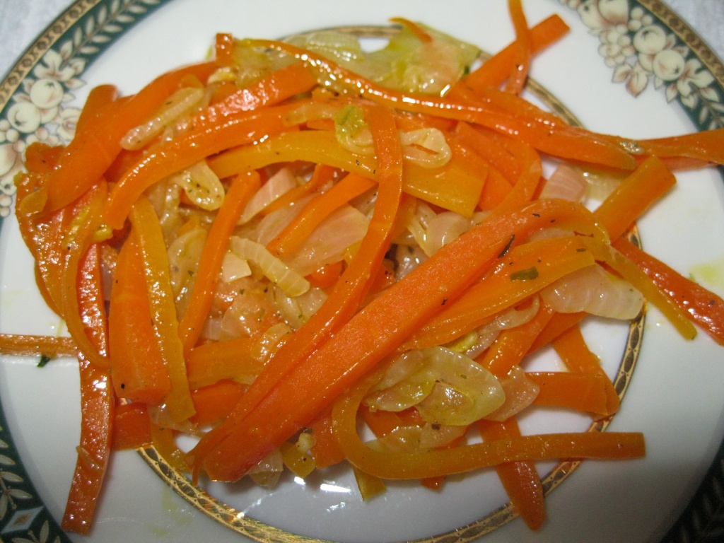Лук и морковь нарезать длинной соломкой