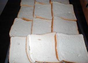 1.Хлеб выложите на бумагу для выпечки, запекать в духовке при температуре 280 градусов, около 6 минут с каждой стороны