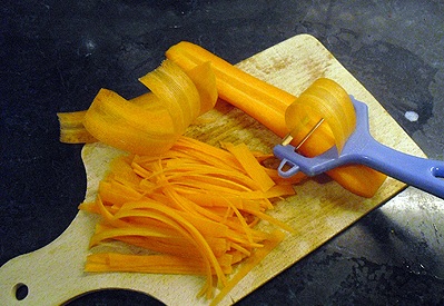 Очистите морковь и нарежьте ножом на тонкие полоски