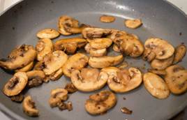 9.	Положите грибы в сковороду и обжаривайте их в течение 5 минут или более.