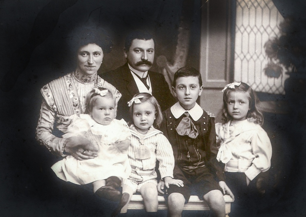Виктор Дравиньи с семьей 