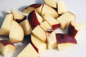 1.	Промыть и порезать картофель кубиками (по желанию картошку можно очистить от кожуры). 