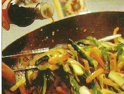В большой сковороде обжаривайте овощи с чесноком 2-3 
