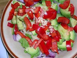 10.	Мелко нарежьте чеснок и добавьте его в салат.