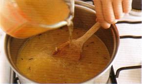 В готовый лук вмешайте муку, готовьте 2 минуты, перемешивая, затем постепенно, пор&not;циями, помешивая, влейте бульон в кастрюлю с луком