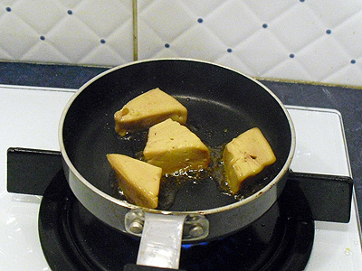 Кусочки обжареной фуа-гра на сковороде со сливочным маслом