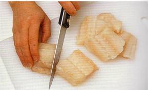 Нарежьте рыбу кусками по 7,5 см, тщательно удаляя кости