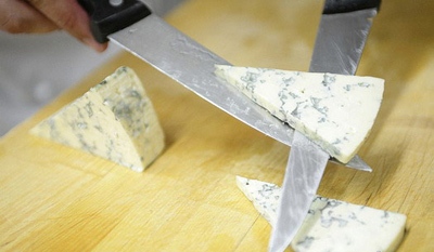 Нарезать сыр с голубой плесенью пластинками толщиной 1,5 сантиметра