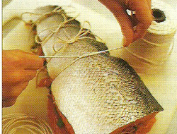 Перевяжите рыбу с начинкой в нескольких местах веревочкой