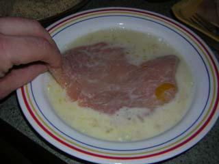4.В другой тарелке взбейте яйца, затем обмокните грудки с обеих сторон.