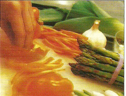 Нарежьте морковь, спаржу, лук-порей, зеленый лук, перец, чеснок. 