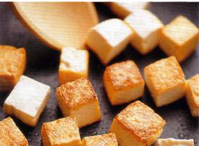 обжарьте в нем тофу в течение 4-5 минут до золотистого цвета со всех сторон