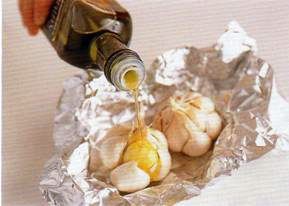 Выложите головки чеснока на кусок фольги и полейте половиной оливкового масла