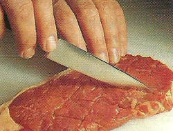 1.	Острым ножом срежьте пленки с каждого кусочка, оставив тонкий слой жира