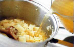 Положите в кастрюлю с луком карто&not;фель, хорошо перемешайте с масляно-луковой смесью. 