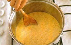 Добавьте в суп обжаренный лук, мешайте 1-2 минуты, затем налейте суп в тарелки