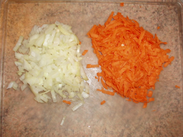 Мелко нарезать лук, потереть морковку на крупной терке