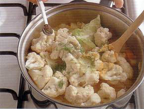 Добавьте цветную капусту, укроп, лимонный сок, горчичный порошок и тмин, на слабом огне потомите суп в течение 20 минут, до мягкости овощей.