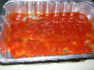 7.Налейте томатный соус в слегка смазанное блюдо для выпечки.