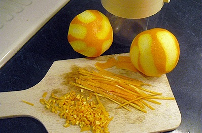 Снимите цедру с апельсинов