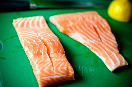 Выложите филе лосося на блюдо для запекания. Сделайте несколько глубоких разрезов вдоль.