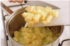 Добавьте в кастрюлю картофель и готовьте без крышки несколько минут