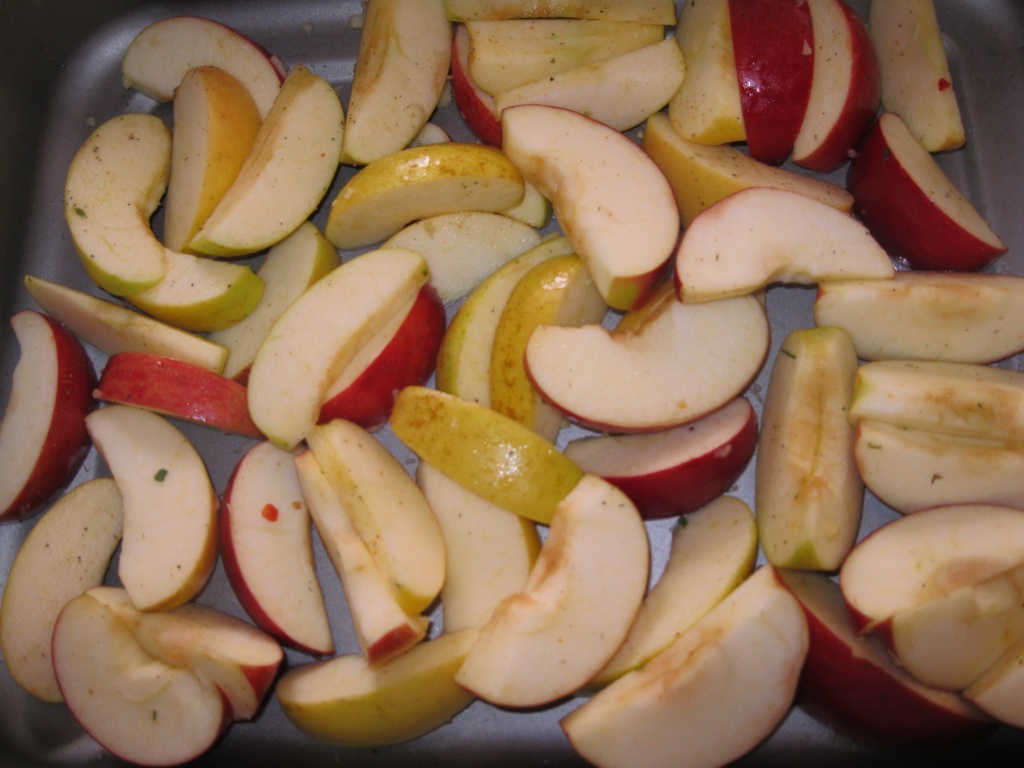 Порезать и выложить яблоки