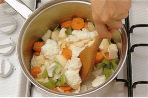 положите рыбу и нарезанные овощи, обжаривайте на среднем огне 