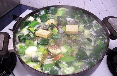 Когда суп закипит, добавьте соль и перец, добавьте 2 кубика куриного бульона