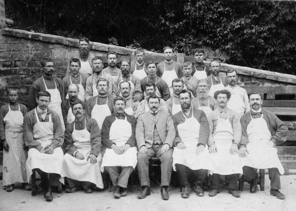 Виктор Дравиньи с рабочими шампанского подвала Абрау-Дюрсо 1911 г
