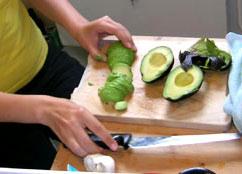 7.	Порежьте авокадо на тонкие кусочки. Добавьте в салат