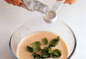 Процедите смесь через сито в миску, вмешайте лимонный сок, соус ворчестер, листочки базилика и водку.