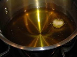 1.Слегка обжарить 1 средний зубчик чеснока в оливковом масле на слабом огне в течение 15 минут