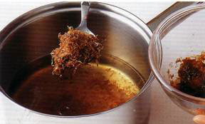 Чтобы приготовить бульон, положите все его ингредиенты в кастрюлю с водой и доведите до кипения 
