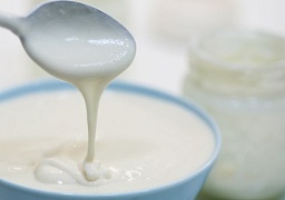 Йогурт содержит молочную кислоту, которая уничтожает бактерии