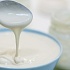 Йогурт содержит молочную кислоту, которая уничтожает бактерии