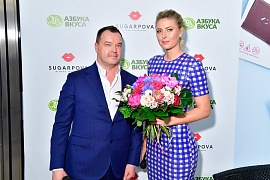 Мария Шарапова презентовала в «азбуке вкуса» премиальный шоколад Sugarpova собственного производства