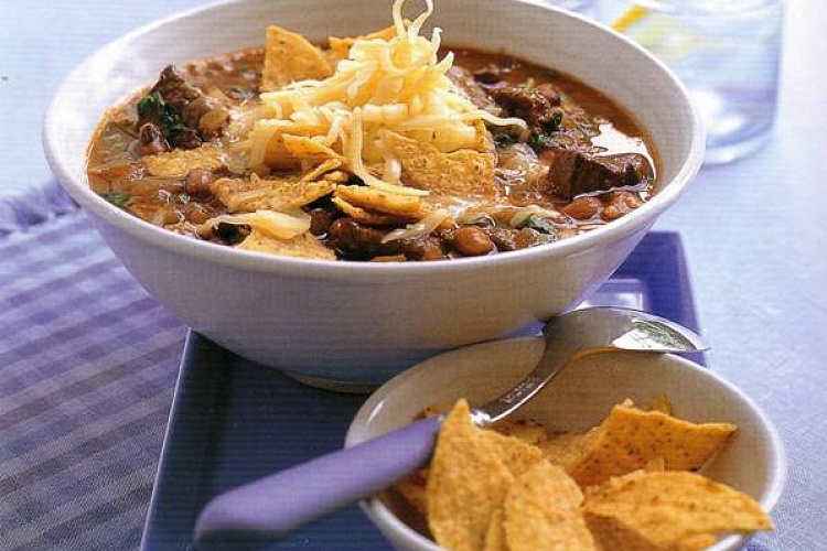 Мексиканский суп из говядины с чили и сырными начос