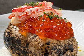 Блюдо дня: Крошка-картошка с крабом и красной икрой