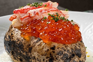 Блюдо дня: Крошка-картошка с крабом и красной икрой