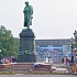 На фоне Пушкина