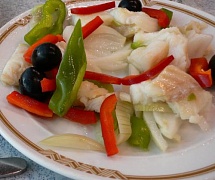 Салат с рыбой и маринованным красным перцем